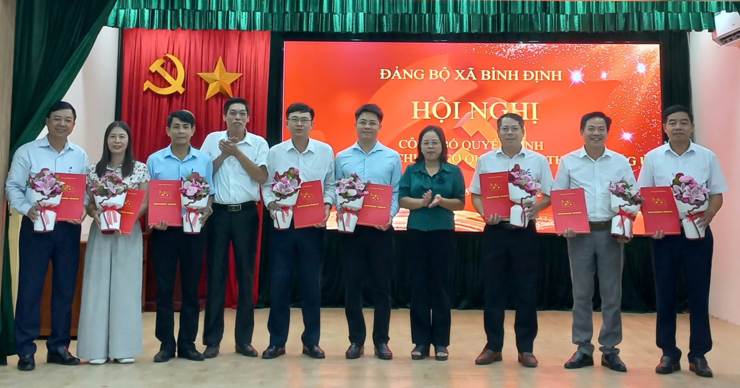 Đảng bộ xã Bình Định công bố Quyết định thành lập các chi bộ cơ quan trực thuộc Đảng ủy
